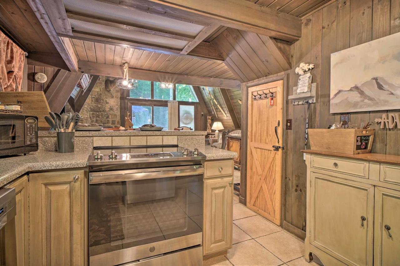 Snuggle Inn In The Heart Of Chalet Village! Гетлинбург Екстериор снимка