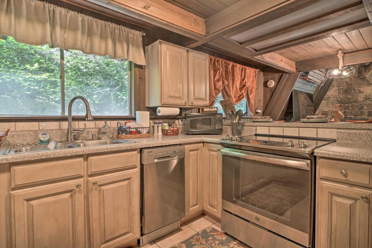 Snuggle Inn In The Heart Of Chalet Village! Гетлинбург Екстериор снимка