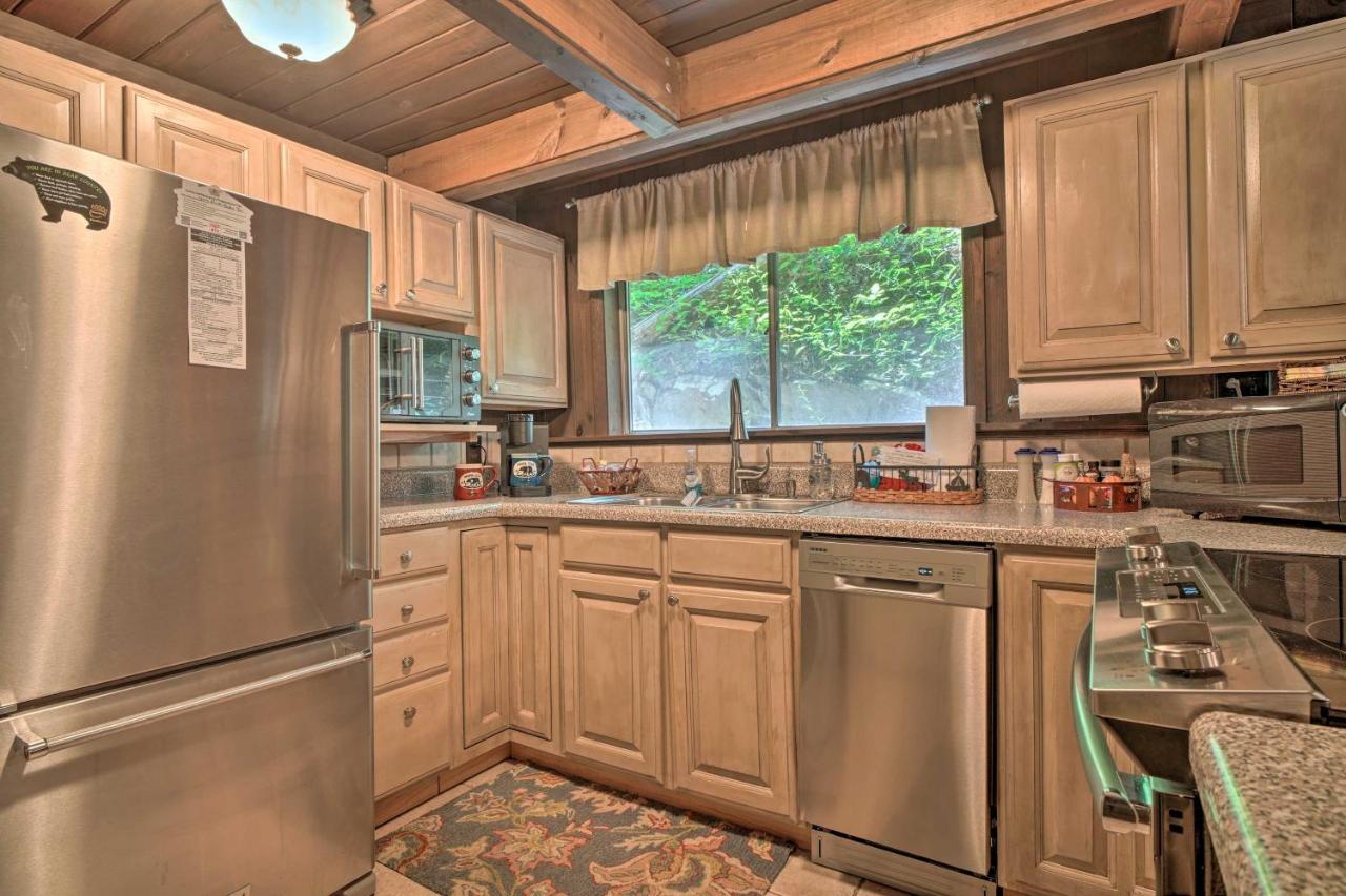 Snuggle Inn In The Heart Of Chalet Village! Гетлинбург Екстериор снимка