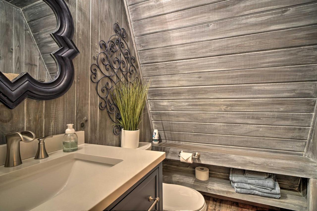 Snuggle Inn In The Heart Of Chalet Village! Гетлинбург Екстериор снимка